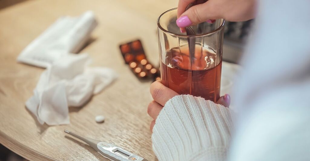 Un bicchiere di integratori contro i malanni di stagione.