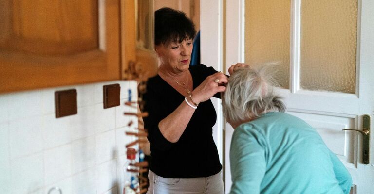 caregiver pettina signora anziana