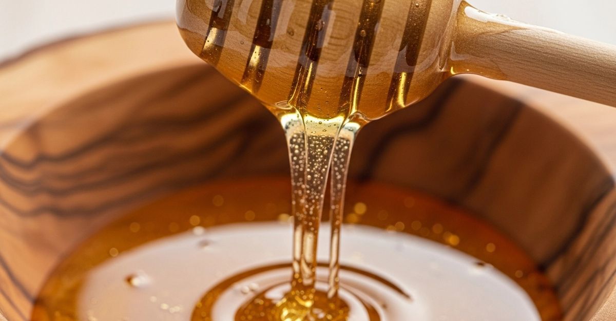 Una ricerca italiana apre scenari sorprendenti: molecole nel miele di acacia potrebbero modulare le difese dell’organismo in modi finora inesplorati.