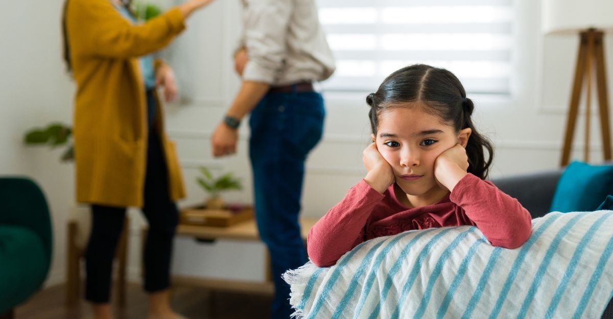 Bambina triste e sconvolta per la rabbia dei suoi genitori