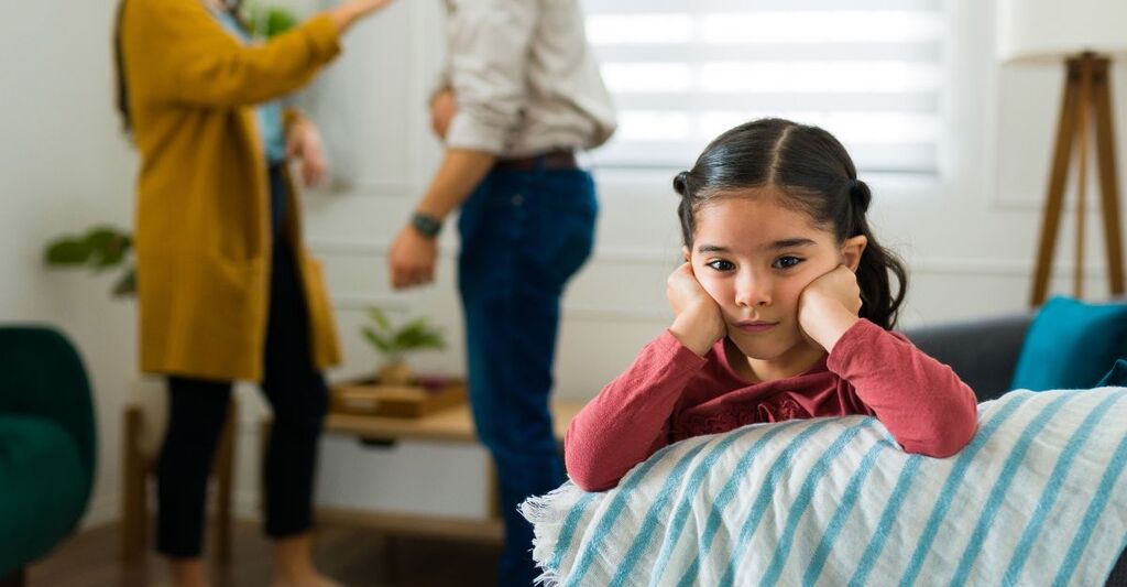 Bambina triste e sconvolta per la rabbia dei suoi genitori