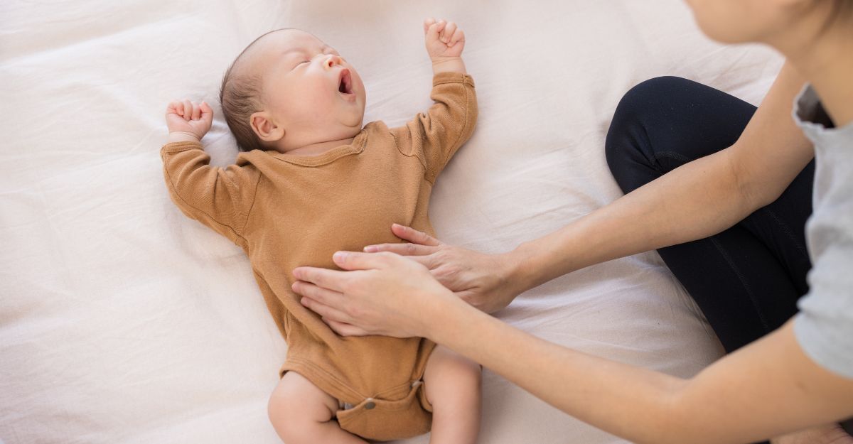 mamma massaggia pancino neonato
