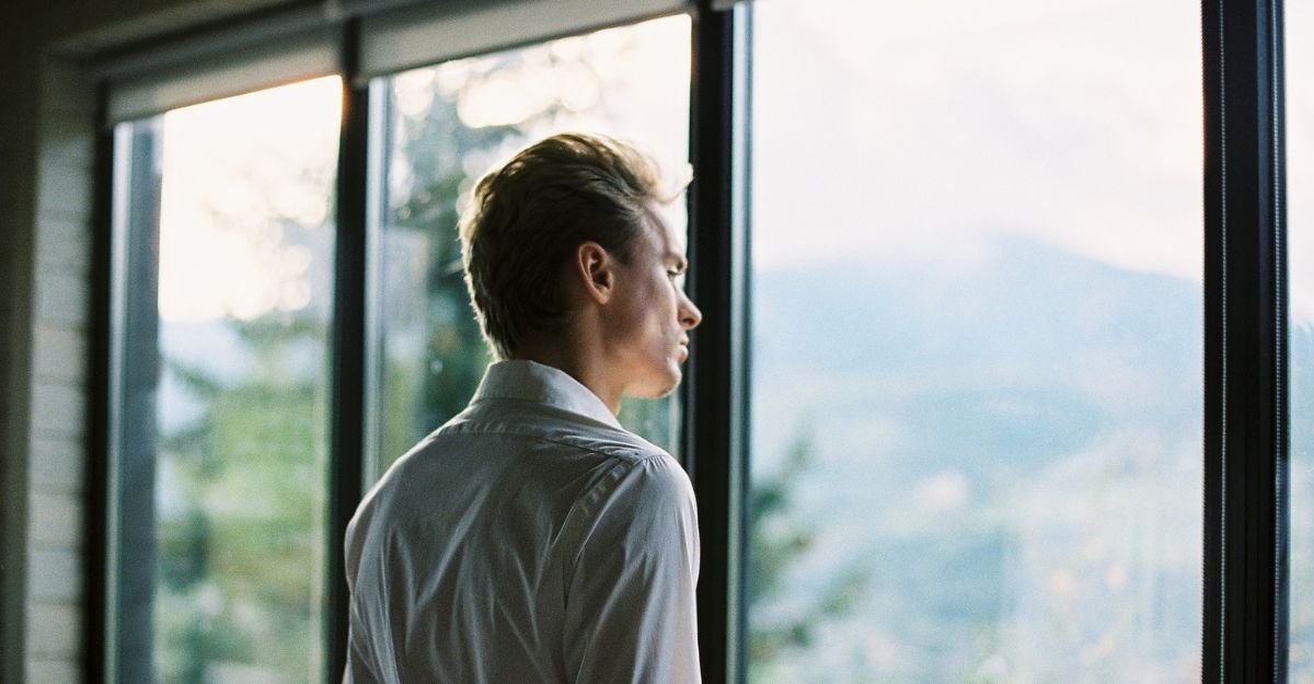 ragazzo guarda dubbioso dalla finestra