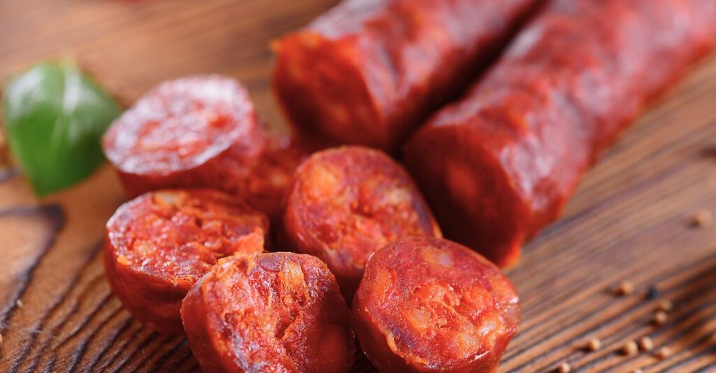 Salsiccia piccante su un tagliere.