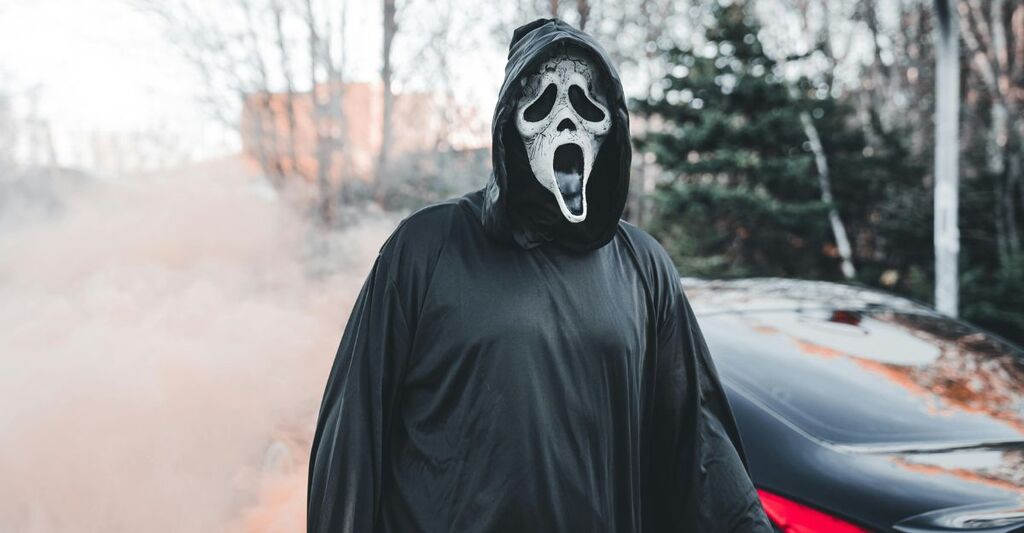 Persona travestita con la maschera tipica del film horror "Scream"