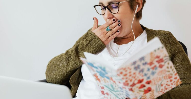 donna sbadiglia mentre lavora al pc