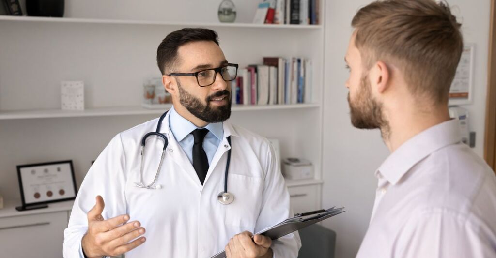 dottore parla con paziente