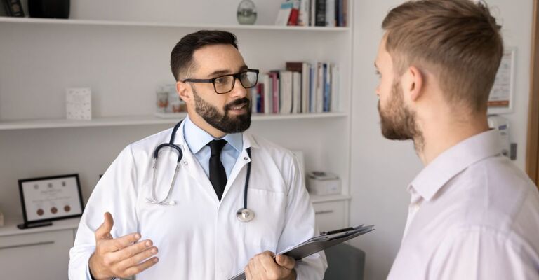 dottore parla con paziente