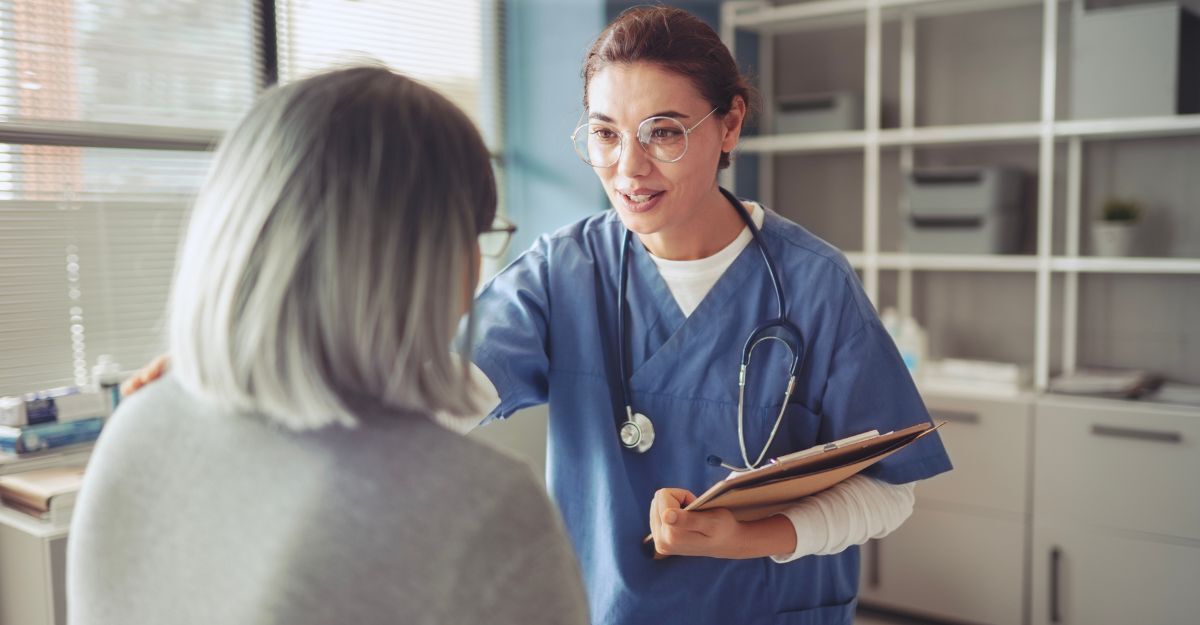 Stile di vita sano e concetto medico, l'operatore sanitario parla con la paziente anziana e la conforta