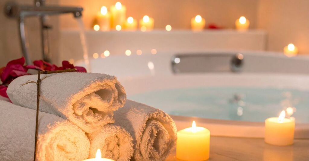 Bagno caldo, schiuma e candele.