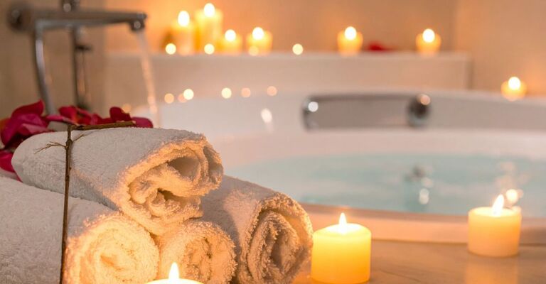 Bagno caldo, schiuma e candele.
