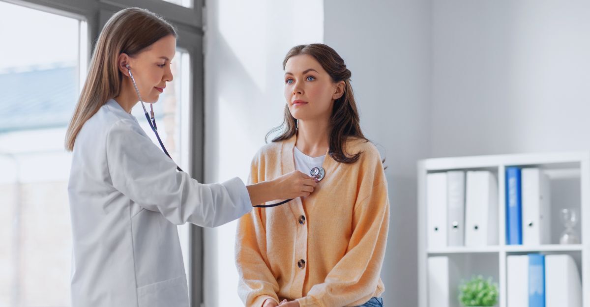 Medicina, assistenza sanitaria e concetto di persone - medico donna con stetoscopio e paziente donna in ospedale