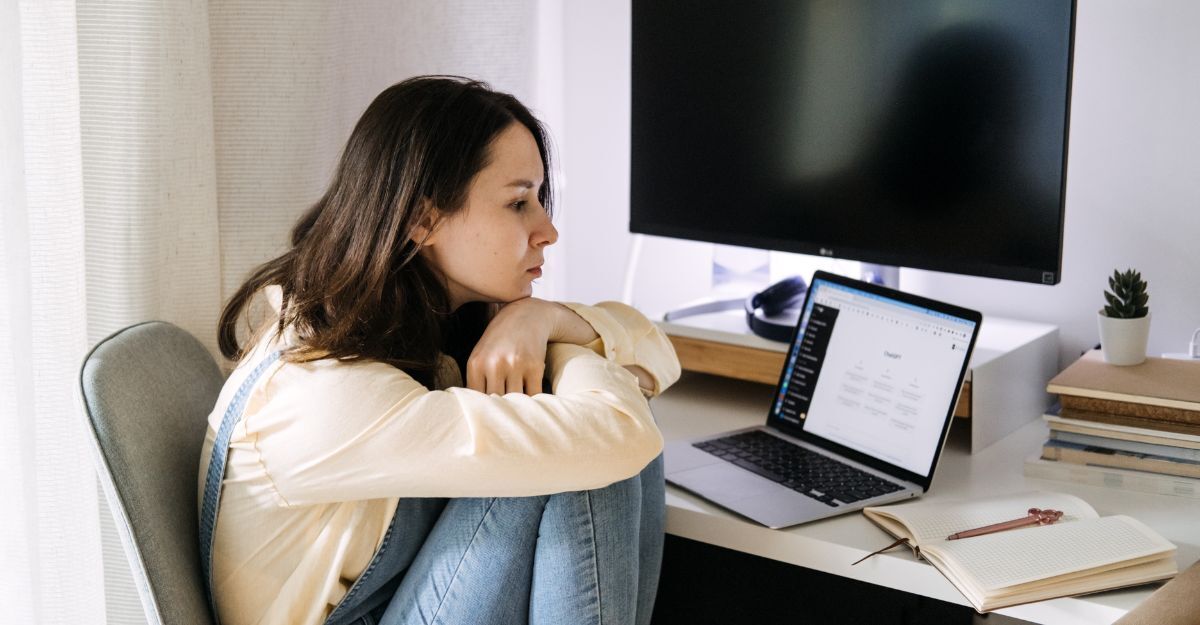 ragazza guarda schermata di chatgpt