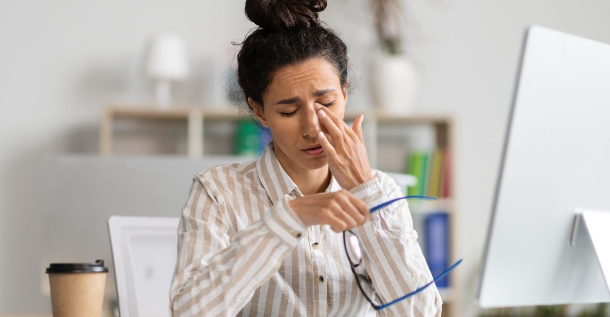ragazza avverte fastidio all'occhio mentre lavora al pc