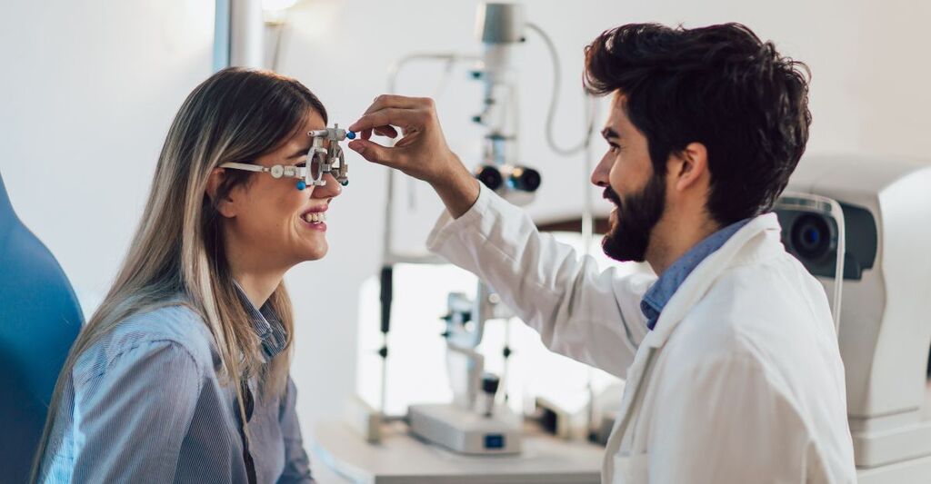 Ottico che controlla la vista del paziente e corregge la vista