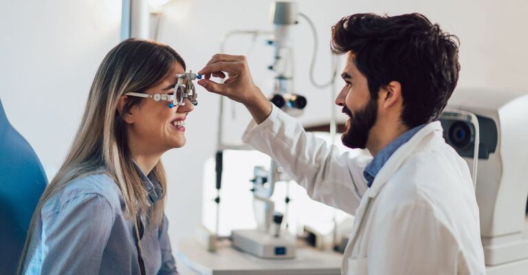 Ottico che controlla la vista del paziente e corregge la vista