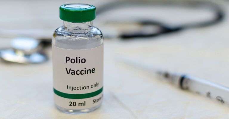vaccino della polio nella sua ampolla