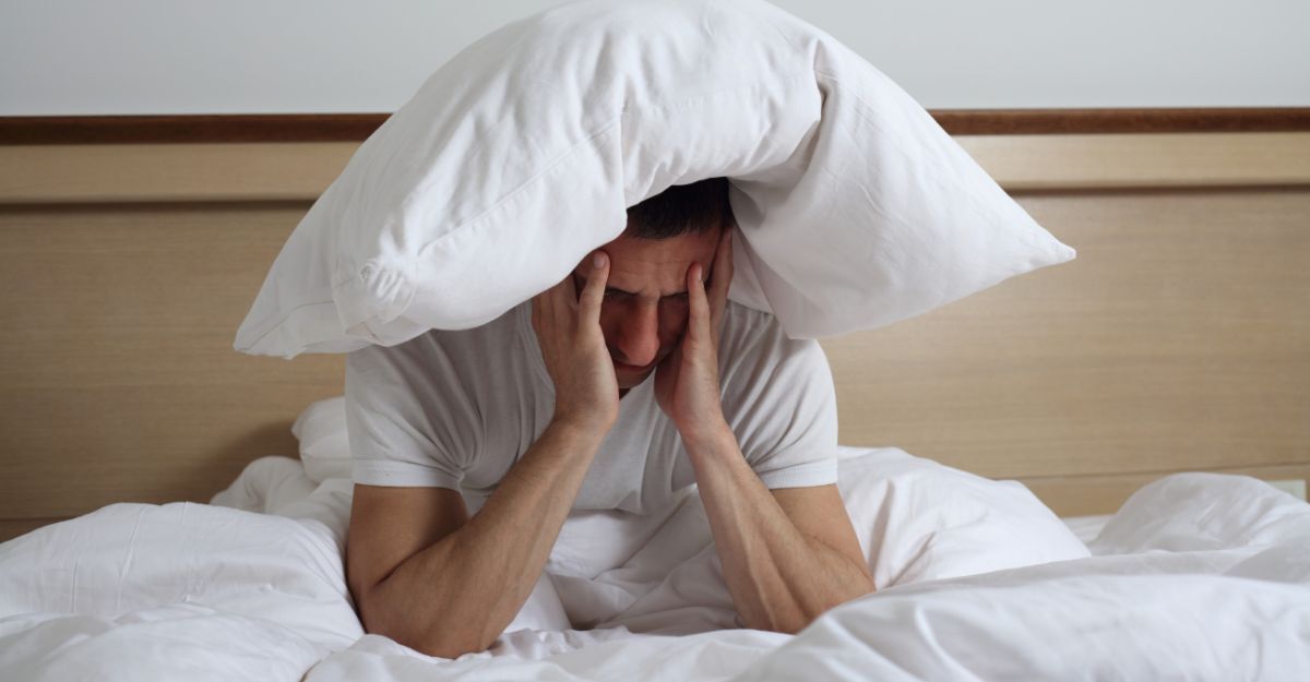 Un uomo che non riesce a dormire.