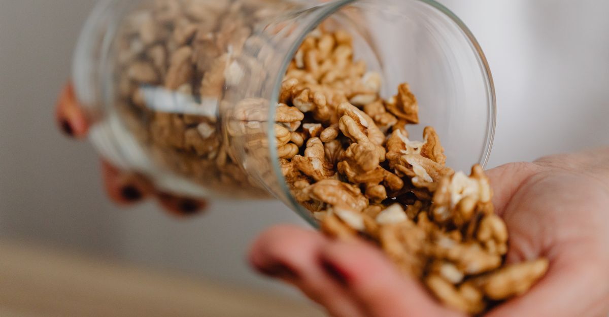 Noci in una caraffa di vetro.