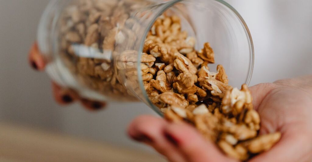 Noci in una caraffa di vetro.