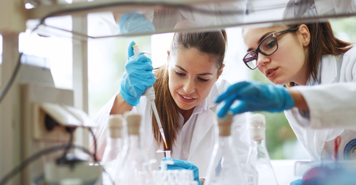 Due scienziate di laboratorio lavorano insieme con impegno e meticolosità, concentrandosi sulla ricerca e sugli esperimenti chimici, per far progredire la conoscenza scientifica.