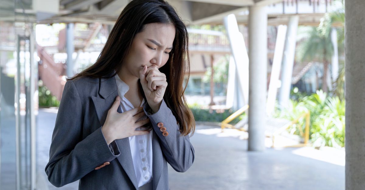 Una donna che tossisce
