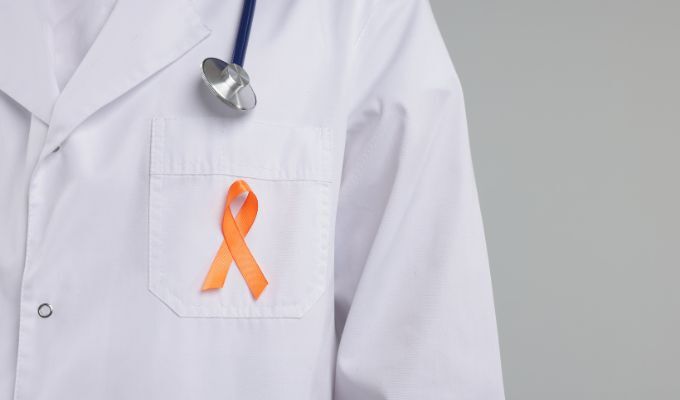 Un medico con il simbolo della sclerosi multipla.