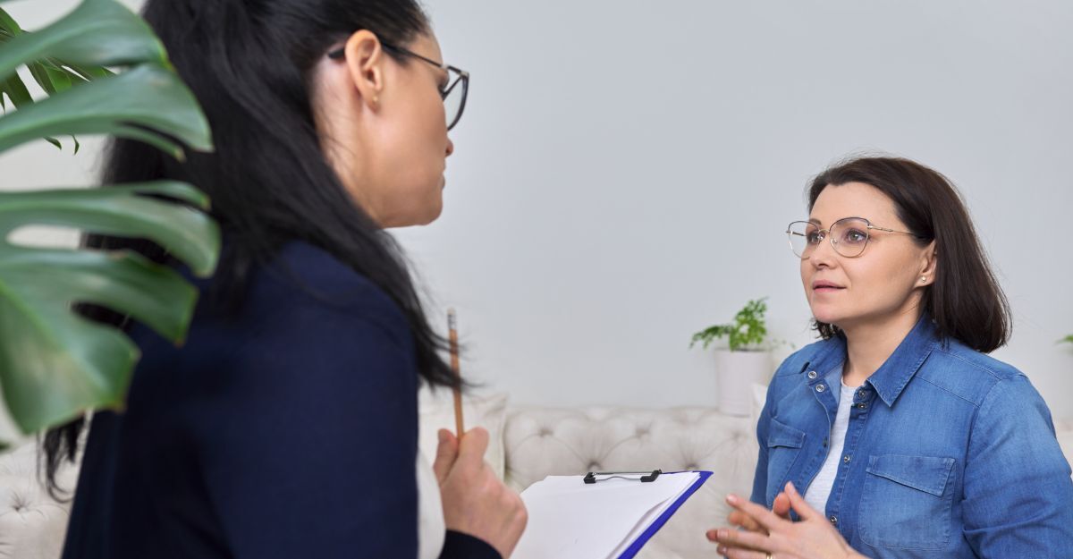 Una donna parla con una psicologa