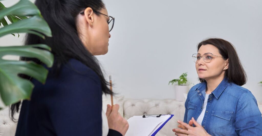 Una donna parla con una psicologa