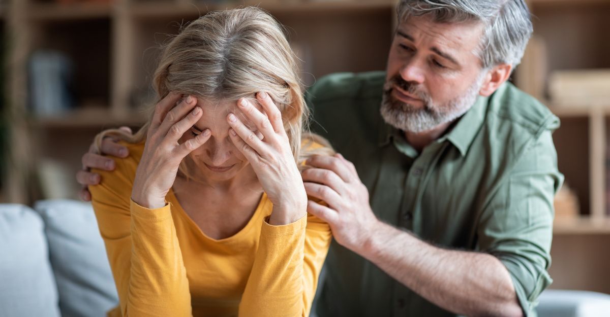 Un uomo consola una donna