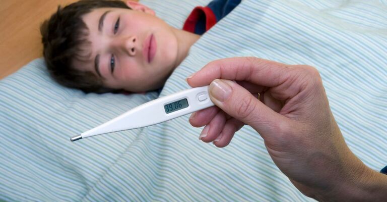 ragazzino prova la febbre a letto