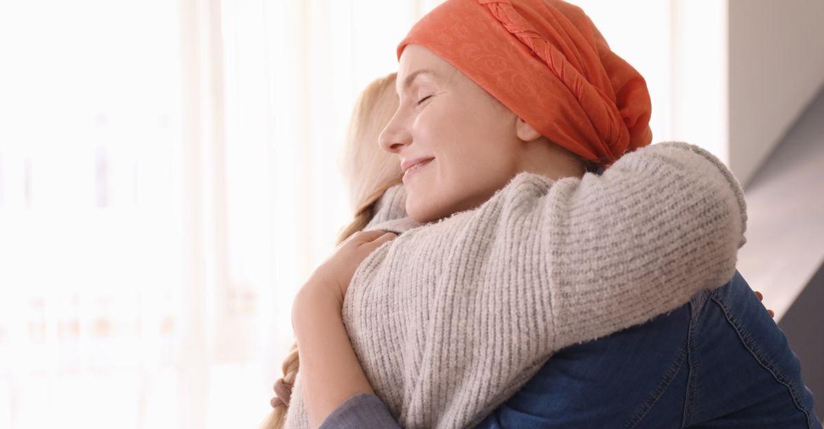 donna con bandana in testa abbraccia amica