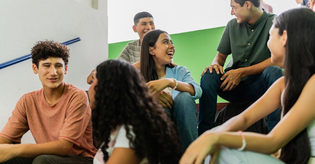 giovani adolescenti seduto sulle scale in una scuola