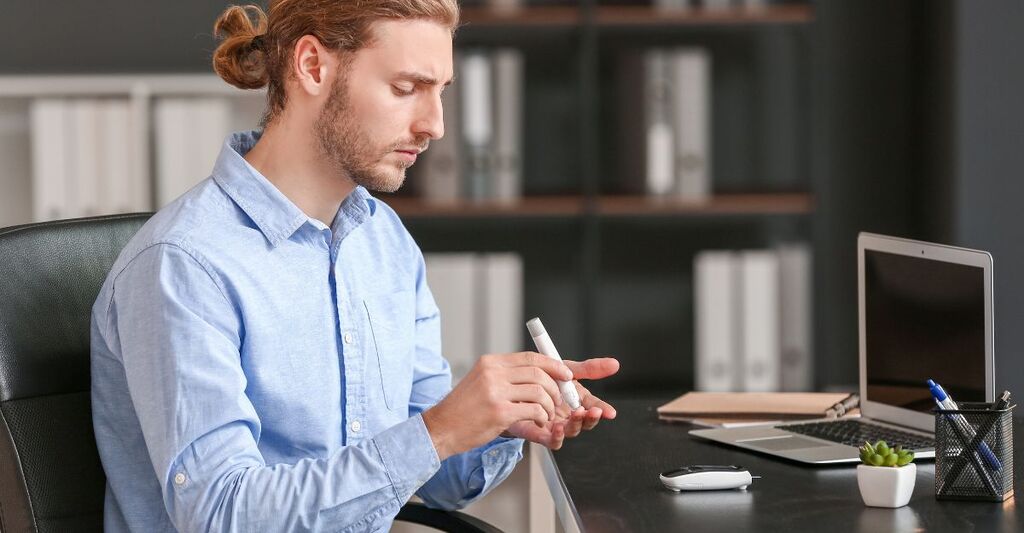 ragazzo con il diabete si prova la glicemia