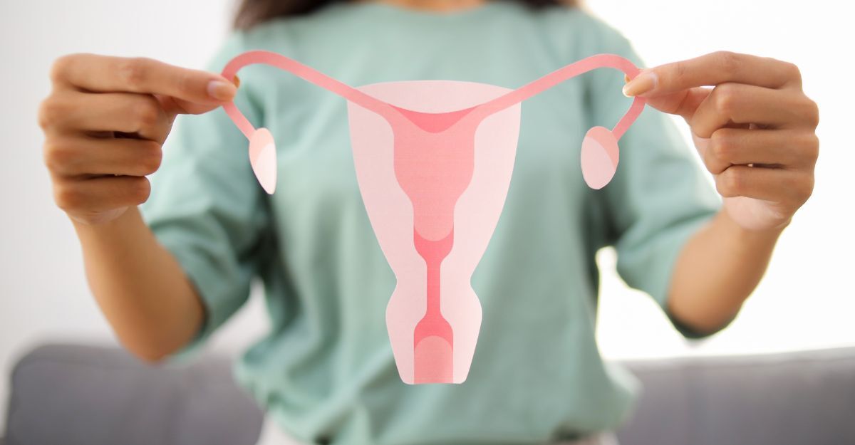 ragazza tiene in mano un'immagine stilizzata dell'utero