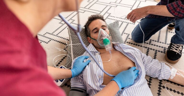 Un uomo con arresto cardiaco causato da smog.