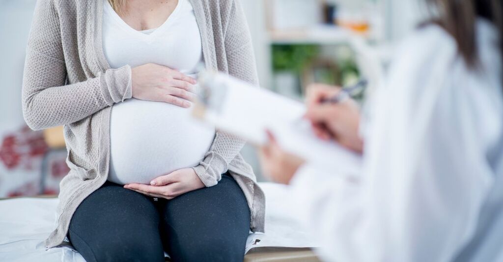 Una donna in gravidanza dalla ginecologa