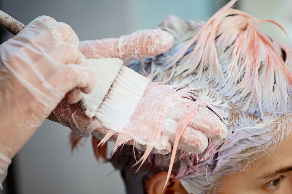 Una donna fa la tinta per capelli.
