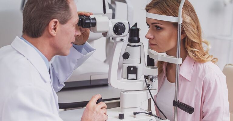 Una donna fa una visita oculistica