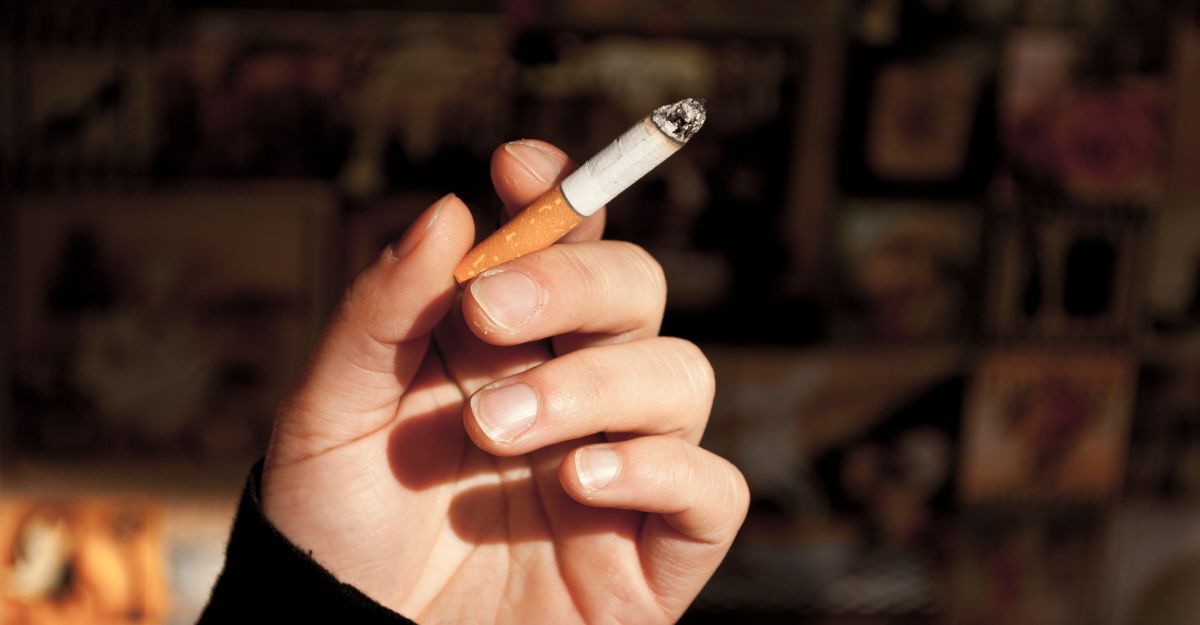 Una persona che fuma