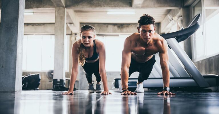 Un uomo e una donna si allenano per prevenire invecchiamento muscolare.
