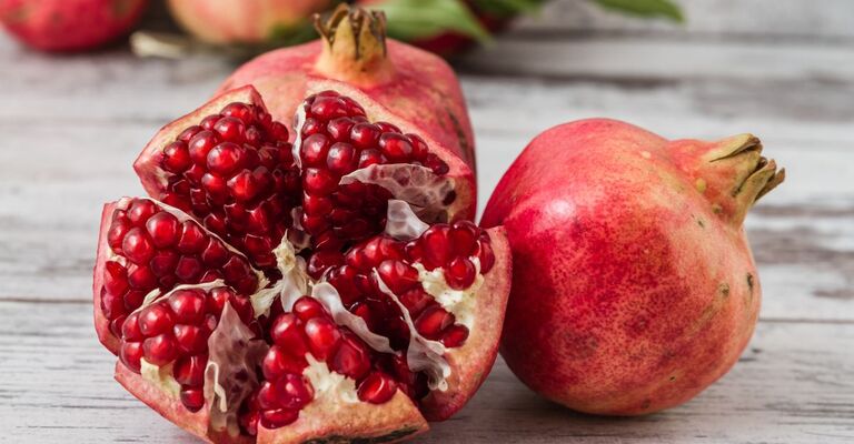 melograno aperto sul tavolo