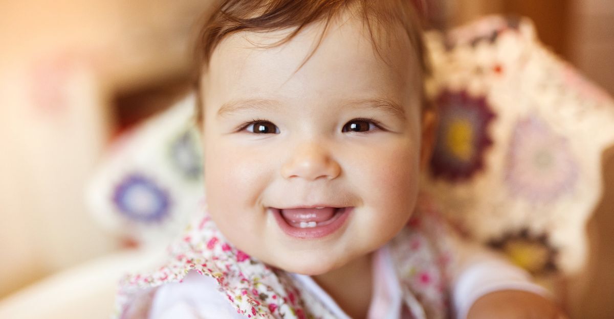 Un bebè con pochi denti che sorride