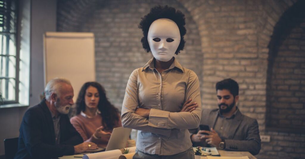 donna in ufficio con la maschera dellimpostore