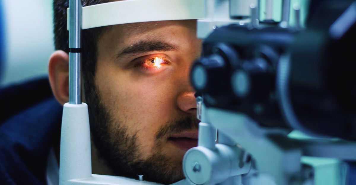 Un uomo in visita oculistica per il glaucoma.