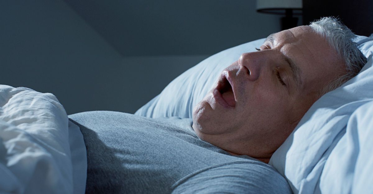 Un uomo che russa a bocca aperta