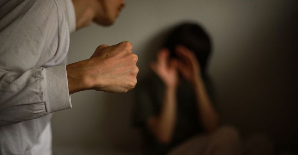 Una donna vittima di violenza domestica.