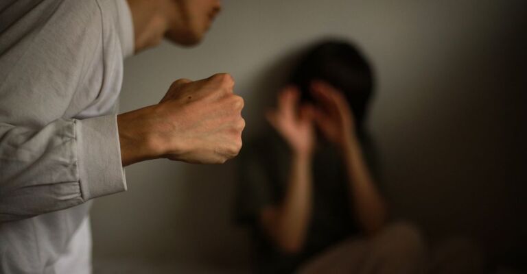 Una donna vittima di violenza domestica.