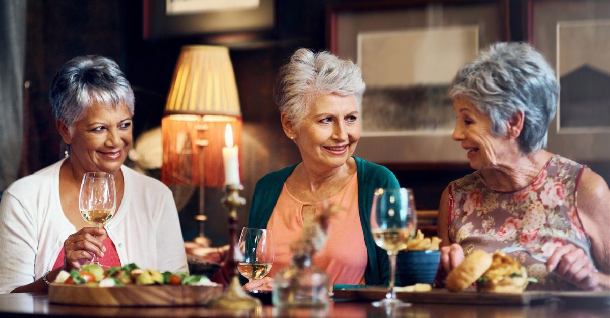 tre signore al ristorante, parlano e bevono 