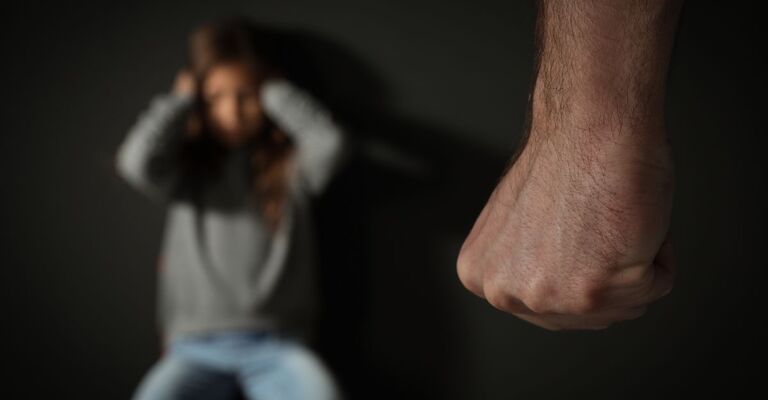 Un uomo che fa violenza su una donna.